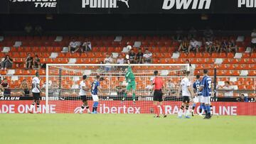 La grada joven, casi vacía.