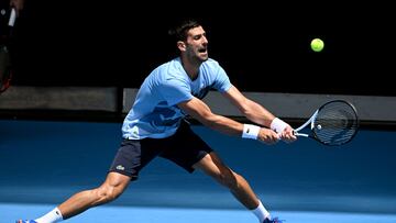 Consulta la hora y cómo y dónde ver el partido de primera ronda del Open de Australia entre Roberto Carballés y Novak Djokovic, otro gran favorito.
