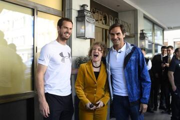 Roger Federer y el británico Andy Murray posan con la alcaldesa de Zurich, Corine Mauch.