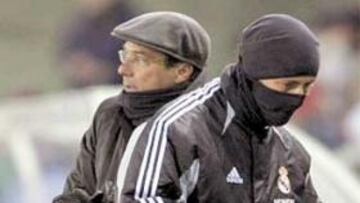 <b>HACE UN FRÍO QUE PELA. </b>Eso parecen pensar Guti, en primer plano, y Luxemburgo, protegidos del frío soriano con guantes, gorros y bufandas. Al final, el canterano saltó al campo y 'calentó' el partido con su fútbol de lujo.