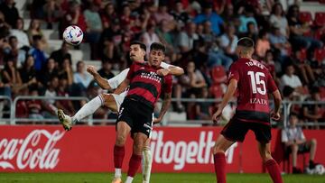 Carlos Martín pugna con Sergio Álvarez por hacerse con el balón.