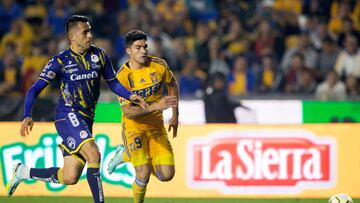 Nicolas Ibanez (R) of Tigres vies for the ball with Jose Garcia of San Luis during their Mexican Clausura 2023  tournament football, in Universitario stadium  in Monterrey, Mexico, on January 28, 2023. (Photo by Julio Cesar AGUILAR / AFP)