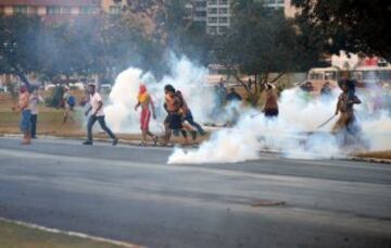 Los pueblos nativos de diferentes tribus de Brasil protestaron contra la política indígena del gobierno y de los costes de la Copa del Mundo de 2014. Los cuerpos de seguridad lanzaron gases lacrimógenos para evitar que los manifestantes se acercaran al estadio Mane Garrincha de Brasilia donde se exhibía la Copa del Mundo. 