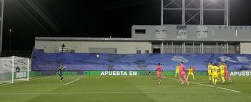 Ocasión de Benzema que se fue al palo. 


