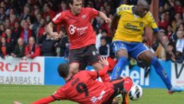 Momento del choque entre Mirandés y Las Palmas.