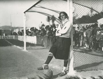 En el 1920 destacaba una mujer en el deporte femenino español: Irene González, la primera jugadora de fútbol. En los primeros años de su carrera jugaba en el infantil del Racing-Athletic como delantera, pero después fundó su propio equipo, el Irene C.F., del cual era capitana y la única mujer. En este equipo pasó a jugar como portera.  Además, jugó varios partidos de exhibición con un equipo de veteranos coruñeses.  