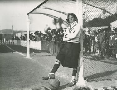 En el 1920 destacaba una mujer en el deporte femenino español: Irene González, la primera jugadora de fútbol. En los primeros años de su carrera jugaba en el infantil del Racing-Athletic como delantera, pero después fundó su propio equipo, el Irene C.F., del cual era capitana y la única mujer. En este equipo pasó a jugar como portera.  Además, jugó varios partidos de exhibición con un equipo de veteranos coruñeses.  
