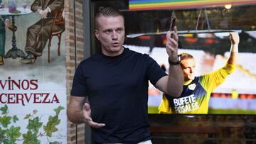 Alberto García, portero del Rayo Vallecano, homenajeado por las peñas.