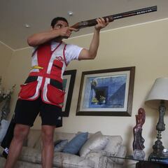 Nicolás Pacheco entrena técnicas de tiro en su casa