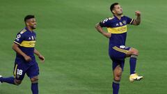 JJPANA7704. BUENOS AIRES (ARGENTINA), 29/11/2020.- Edwin Cardona (d) de Boca celebra el segundo gol hoy, en un partido de la Primera Divisi&oacute;n argentina entre Boca Juniors y Newell&#039;s Old Boys en el estadio La Bombonera en Buenos Aires (Agentina