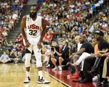 Floyd Mayweather Jr. (D) mira a James Harden, que reacciona de esta manera tras la lesión de Paul George.