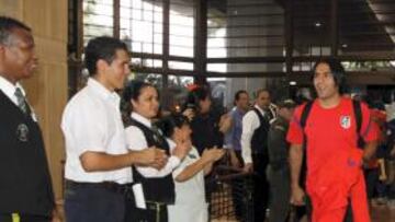 <b>EL ÍDOLO. </b>Falcao es recibido por los empleados del hotel de Cali.