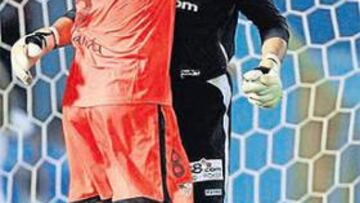 <b>LA JUGADA DECISIVA. </b>Palop es felicitado tras parar el penalti mientras Baiano se lamenta.