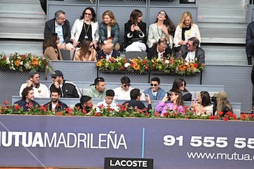 Rodrigo de Paul, David Broncano, DjMariio, Álex Márquez, Marc Márquez, María Pombo, Gemma Pinto y Laura Escanes asisten al partido de octavos de final del Mutua Madrid Open que durante el partido que los tenistas Andréi Rublevv y Carlos Alcaraz disputaron en el Mutua Madrid Open.