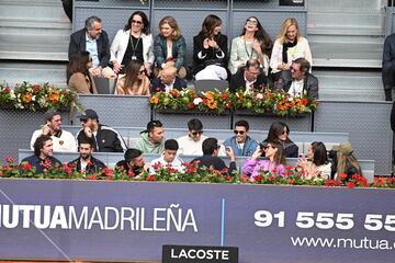 Rodrigo de Paul, David Broncano, DjMariio, Álex Márquez, Marc Márquez, María Pombo, Gemma Pinto y Laura Escanes asisten al partido de octavos de final del Mutua Madrid Open que durante el partido que los tenistas Andréi Rublevv y Carlos Alcaraz disputaron en el Mutua Madrid Open.