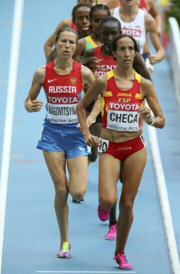 La atleta española Dolores Checa (dcha), y la rusa Elena Nagovitsyna (izda) compiten en los 5.000m femeninos de los Mundiales de Atletismo Moscú 2013 que se celebran en el Estadio Olímpico Luzhnikí