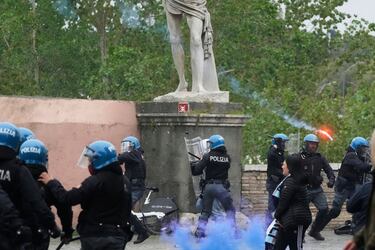 El Derbi della Capitale vuelve a generar violencia en los alrededores del Olímpico. La policía dispersó con gases lacrimógenos y cañones de agua a los ultras de Lazio y Roma en la zona de Ponte Milvio.