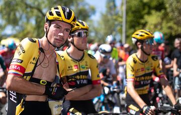 Primoz Roglic junto con sus compañeros antes de empezar la etapa.