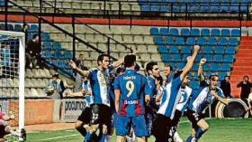 <b>CELEBRACIÓN. </b>El último gol del Hércules frente al Huesca desató la euforia entre los blanquiazules, que lo celebraron por todo lo alto.