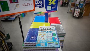 Cuadernos y demás material escolar, en la papelería Folder Hermosilla, a 24 de agosto de 2024, en Madrid (España). Las familias gastarán 491,9€ por niño en 'la vuelta al cole' de este 2024, según un estudio realizado por idealo.es. Los libros de texto, con un coste medio de 341,99 euros, se llevarán la mayor parte del presupuesto.
24 AGOSTO 2024;MADRID;FAMILIAS ESPAÑOLAS;CURSO ESCOLAR 2024
Jesús Hellín / Europa Press
24/08/2024