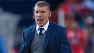 Mart&iacute;n Palermo dirigiendo al Pachuca.