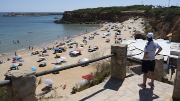 Conil de la Frontera/C&aacute;diz/21-06-2020: Una vigilante en el  acceso a la Cala del Aceite en la localidad gaditana de Conil de la Frontera.
 FOTO: PACO PUENTES/EL PAIS