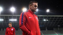 Southgate se rinde y sienta a Rooney ante Eslovenia
