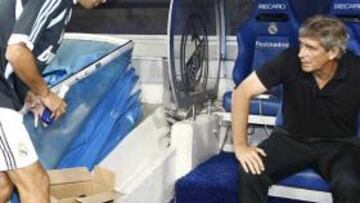 <b>SUPLENTE. </b> Raúl se dirige al banquillo al comienzo del partido. Salió en la segunda parte.