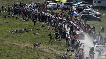 El pelotón asciende por el tramo de gravel del Plateau des Glieres durante la décima etapa del Tour de Francia 2018.