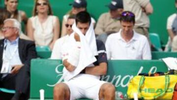 Novak Djokovic, en el troneo de MonteCarlo con una protección en la muñeca derecha.