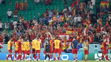 Los jugadores españoles saludan a los aficionados en Al Thumama.