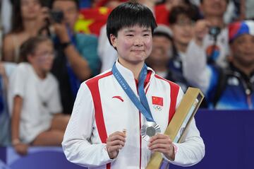 La deportista china He Bing Jiao subi¨® al podio de los Juegos Ol¨ªmpicos de Par¨ªs 2024 con un pin de Espa?a mientras se colgaba la plata en badminton en un gesto de recuerdo y cari?o hacia la espa?ola Carolina Mar¨ªn, que se lesionaba y se vio forzada a abandonar en semifinales.