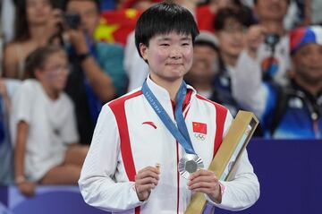 La deportista china He Bing Jiao subió al podio de los Juegos Olímpicos de París 2024 con un pin de España mientras se colgaba la plata en badminton en un gesto de recuerdo y cariño hacia la española Carolina Marín, que se lesionaba y se vio forzada a abandonar en semifinales.