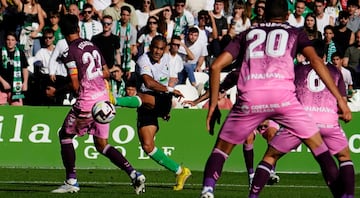 Jordi Mboula, del Racing, en el partido frente al Málaga.