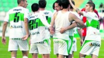 <b>HOMENAJE. </b>En los prolegómenos del partido se homenajeó al Elche que logró el primer ascenso a Primera. Se guardó un minuto de silencio por los fallecidos de aquel equipo.