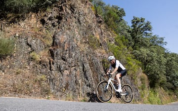 Es un puerto de 8,8 km con un desnivel medio del 9,7% pero rampas que llegan al 16%. Esta vertiente, indita en La Vuelta, cuenta con un asfaltado reciente, ya que es una parte de la ascensin que se acondicion tras la pandemia. Parte del paisaje contiene roca caliza.