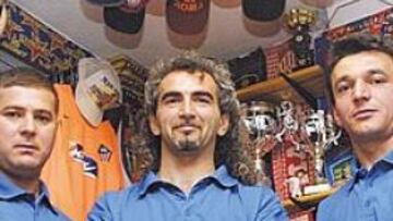 <b>CAMPEONES. </b>Nicolae, en el centro, guarda el trofeo del año pasado en su casa. La habitación es un museo de fútbol con trofeos y recuerdos de multitud de equipos.