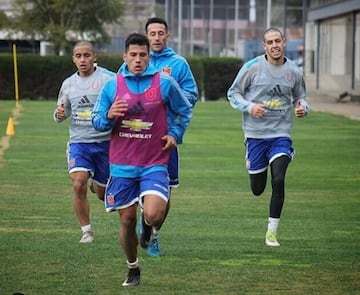 Benjamín Mirelis (a la derecha de la fotografía), entrenando con el plantel adulto de la U. Nicolás Guerra, Christian Vilches y Rafael Caroca lo acompañan.