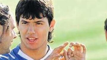 <b>COMPENETRADO. </b>En apenas unos meses, Agüero ya se ha convertido en la alegría del vestuario rojiblanco. En la sesión de ayer bromeaba con Maniche y Maxi Rodríguez.