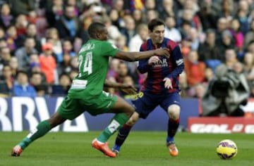 El delantero argentino del FC Barcelona Lionel Messi pugna el balón con el centrocampista mozanbiqueño del Levante Simão Junior, durante el partido de la vigésimo tercera jornada de liga de Primera División.