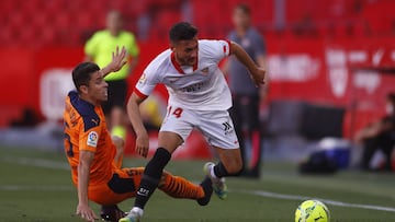 Óscar Rodríguez regatea a Gabriel Paulista.