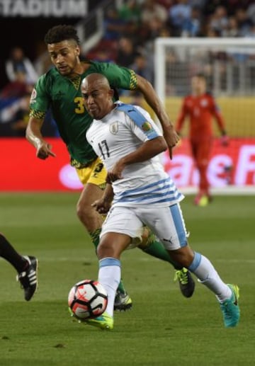 Egidio Arevalo Ríos conduce el balón.