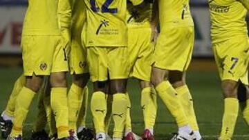 <b>SE QUEDÓ EN CASA. </b>Los jugadores del Villarreal B celebran uno de los dos goles que le dieron la victoria a la escuadra amarilla.
