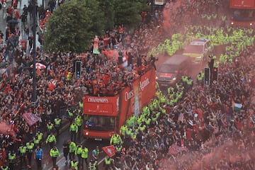 La ciudad de Liverpool volcada con el conjunto Red tras conseguir el vig¨¦simo titulo de liga de su historia.