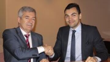 El presidente Fernando Carpena y el el nuevo seleccionador Gabi Hernandez, durante el acto de firma.