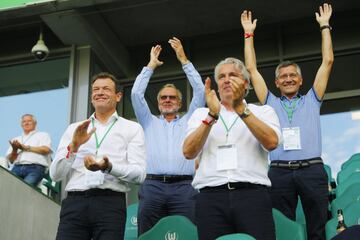 El presidente del Bayern, Herbert Hainer, y Karl-Heinz Rummenigge celebran el nuevo ttulo de la Bundesliga. 