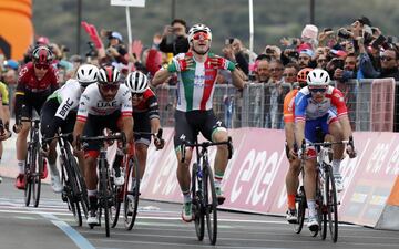 El ciclista colombiano se quedó con la tercera jornada del Giro de Italia tras la descalificación al corredor italiano por un movimiento ilegal en el sprint.