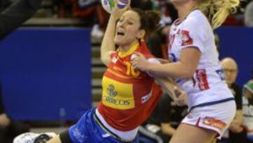 Macarena Aguilar intenta lanzar ante la defensa de Stine Bredal Oftedal .