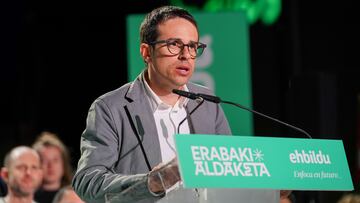 El candidato a lehendakari, Pello Otxandiano, interviene durante el inicio de la campaña electoral de EH Bildu, en la Plaza de Santa Bárbara, a 4 de abril de 2024, en Vitoria-Gasteiz, Álava, País Vasco (España). EH Bildu arranca hoy en Vitoria su campaña para las elecciones al Parlamento Vasco del próximo 21 de abril, con su nuevo candidato a lehendakari Pello Otxandiano. Su candidato propuso en precampaña “que gobierne la fuerza más votada y que se conforme gobierno con propósito y no por intereses partidarios, abogando por acuerdos con el PNV en materia soberanista y con el PSE-EE en temas sociales’’.
04 ABRIL 2024;ELECCIONES VASCAS;MITIN;ACTO;EUSKADI;CAMPAÑA;ELECCIONES;21A;BILDU;
Iñaki Berasaluce / Europa Press
04/04/2024