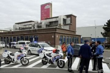 Polic¨ªa belga en los alrededores del aeropuerto de Bruselas.